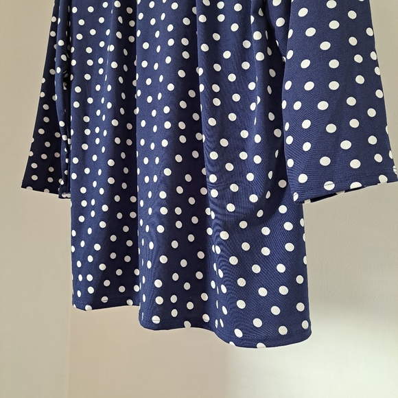 Notations | Blue & white polka dot with metal chain detail cropped sleeves - Picture 5 of 10